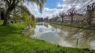 Vriendelijke bewolking en wandelaars bij de Veste