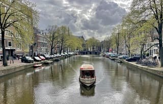 Achter grillige wolken schijnt de zon uitbundig. Er staat ook best een briesje. 