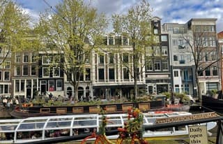 Met de koppies lekker in het zonnetje, achter glas op de rondvaartboot. 