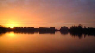 Prachtige kleurrijke lucht bij zonsopkomst 