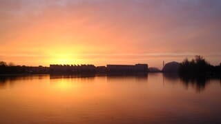 Kleurrijke lucht bij zonsopkomst 