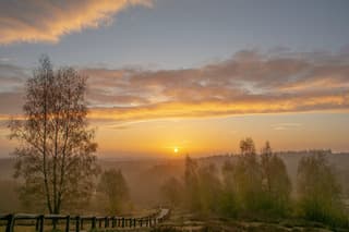 Zonsopkomst met nevel