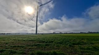 Wiek van de windmolen verdwijnt nog in de mist/wolken vanochtend