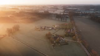 Mistige zonopkomst boven Woold bij Winterswijk (drone)