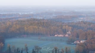 Mistig begin van de dag (drone foto)