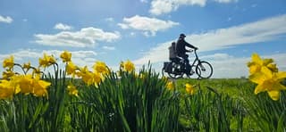 Blauw bewolkte lucht en zon boven de provincie Groningen 