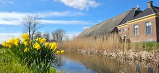 Zon en een blauw bewolkte lucht boven de provincie Groningen 
