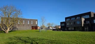 Strak blauwe lucht en zon boven Zuidhorn vanmiddag 