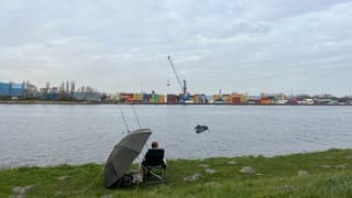 Visser aan het Noordzeekanaal