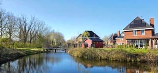 Strak blauwe lucht en zon boven Zuidhorn vanmiddag 