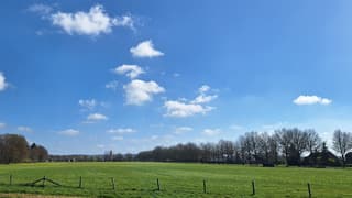 paar witte wolkjes, blauwe lucht