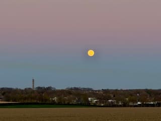 Opkomende bijna volle maan