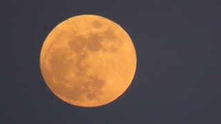 maan iets hoger en dus feller