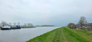 Dichte bewolking en miezer regen boven de provincie Groningen 