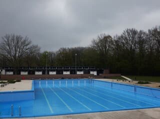 Binnenkort zijn we weer toe aan verkoeling. (Openbaar buitenzwembad)