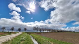 Zon en wolken rond 14.00 uur in Kortgene, Zeeland