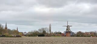 Dichte bewolking boven het Groninger dorpje Kantens 