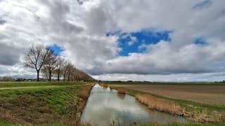 Kortgene, Zeeland om 14.45 uur; zon en wolken
