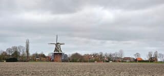 Dichte bewolking boven het Groninger dorpje Kantens