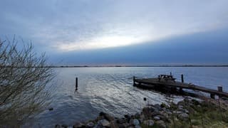 Het is koud en achter de wolken komt de zon op. 