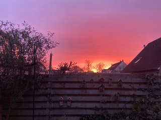 Net voor de zon boven was