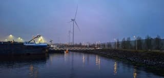 Grijs en bewolking in Amsterdam langs Noordzeekanaal 