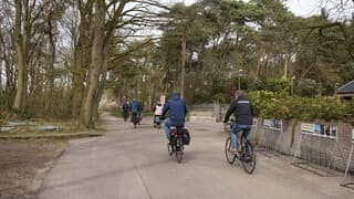 Fietsen met een koude wind 