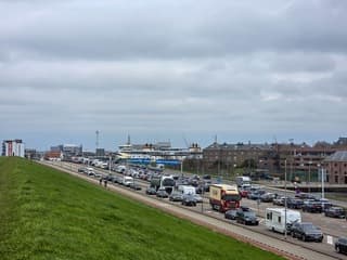 lange rijen...paasdrukte...bij de texelse boot...