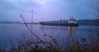 Veel bewolking vanmorgen op Noordzeekanaal wel wind voor de windmolen.