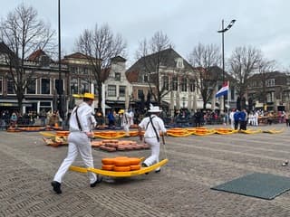 Grijs en winderig bij de kaasmarkt 