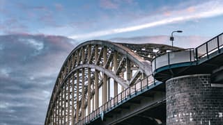 De Waalbrug tijdens zonsopgang