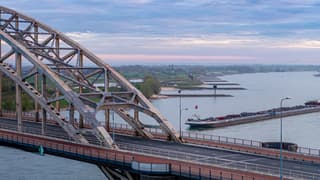 Gekleurde horizon bij de Waalbrug