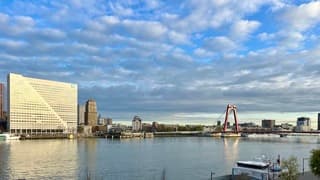 Windstille start van de zaterdag met losse witte wolken aan blauwe lucht 