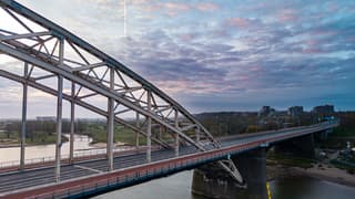 Prachtige wolken achter de Waalbrug