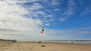 Vliegeren op het strand 