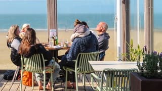 Mooi zonnig weer, Genieten op een terrasje