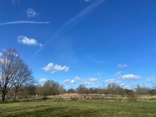 Blauwe luchten, zon en paar wolkjes