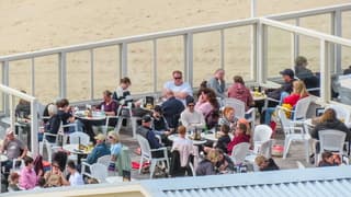 Vrij zonnig en een bomvol terras