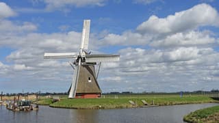 Zon en wolken bij de molen.