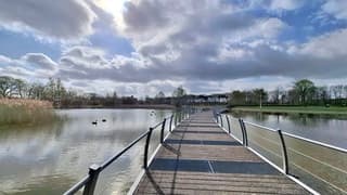 Lentedag met wolkenluchten en zonneschijn 