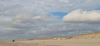 Donkere wolken trekken land inwaarts 