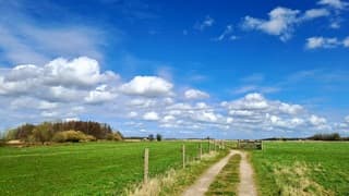 Stapelwolken zon en wind 