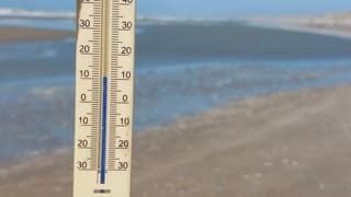 Net dubbele temperatuur cijfers aan zee