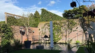 Terras spiegelt nog van de regen maar weer een blauwe lucht.