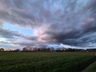 Donkere wolken boven Ede