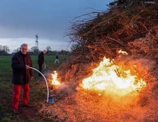 Paasvuur aansteken. 