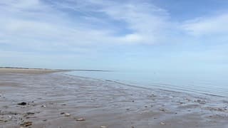Rustig strand met wolken