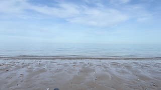 Blauwe lucht en zee