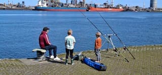 Lekker vissen aan het Noordzeekanaal met papa