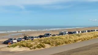 Mooie vrij zonnige dag, paasdrukte aan zee 